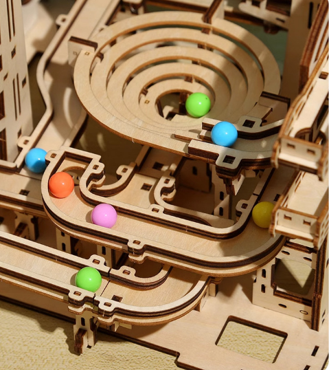 3D-Holzpuzzle Kugelbahn XL, Detailansicht Spiraltrichter mit bunten Kugeln