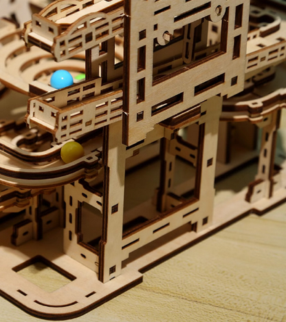 3D-Holzpuzzle Kugelbahn XL, Detailansicht Brücke und Schienenführung
