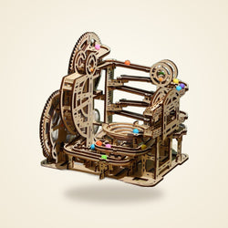 3D-Holzpuzzle Kugelbahn Mechanik, freigestellt auf warmem Creme-Hintergrund